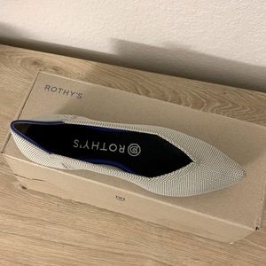 NWT Rothy’s Flax Birdeye point